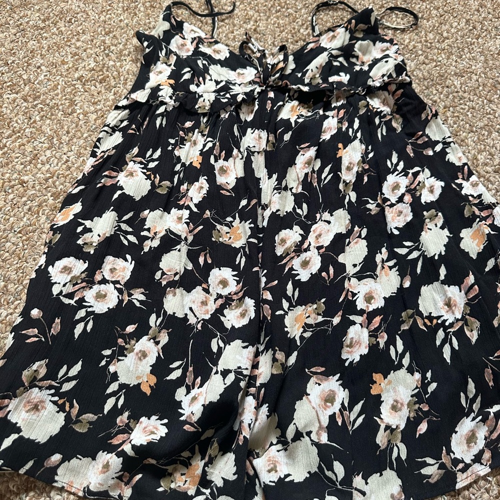 Black floral romper !! 😊